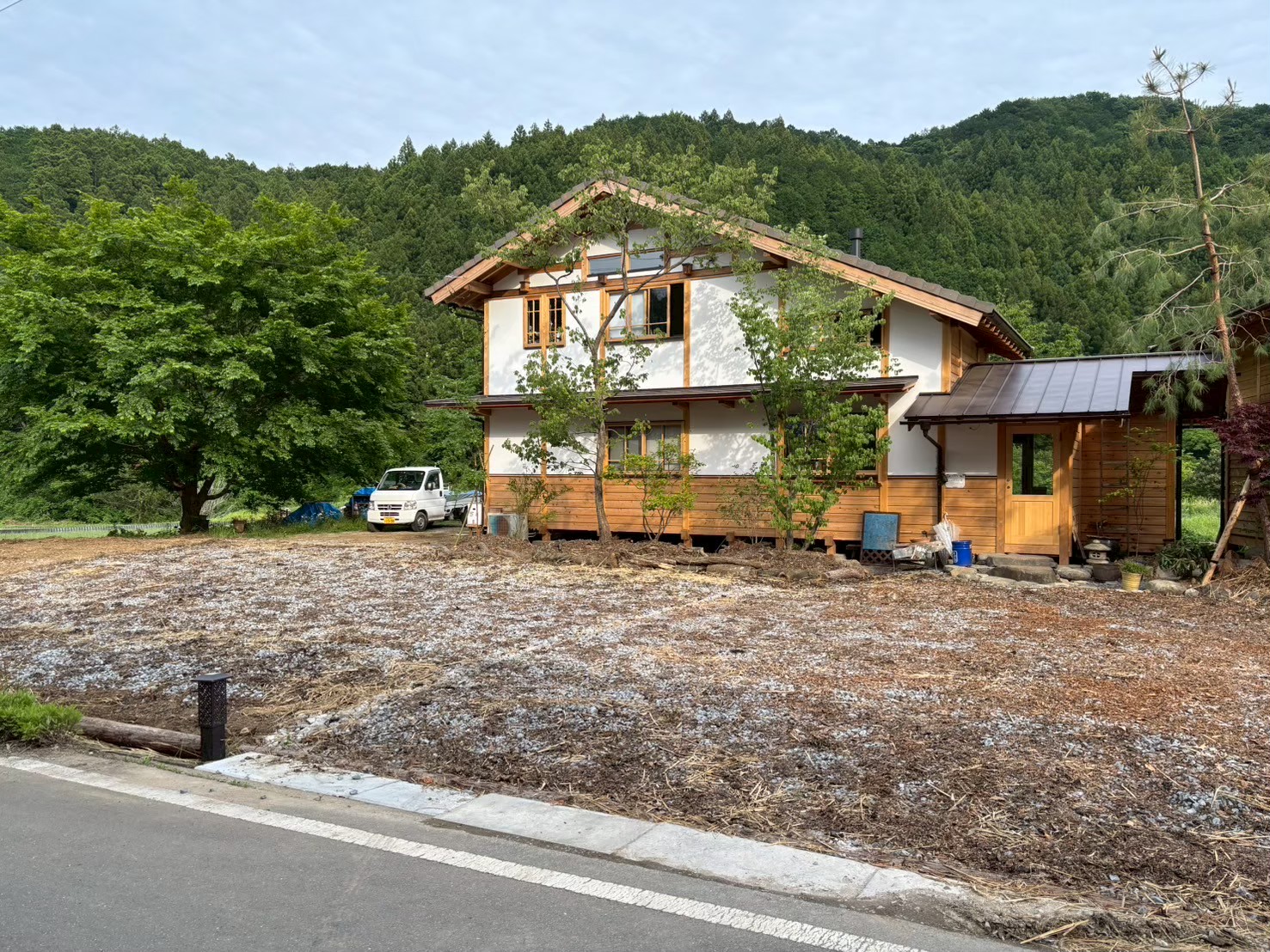 【水はけ改善：ときがわ町 ミュージックガーデン植松】音楽教室の駐車場と庭づくりの事例