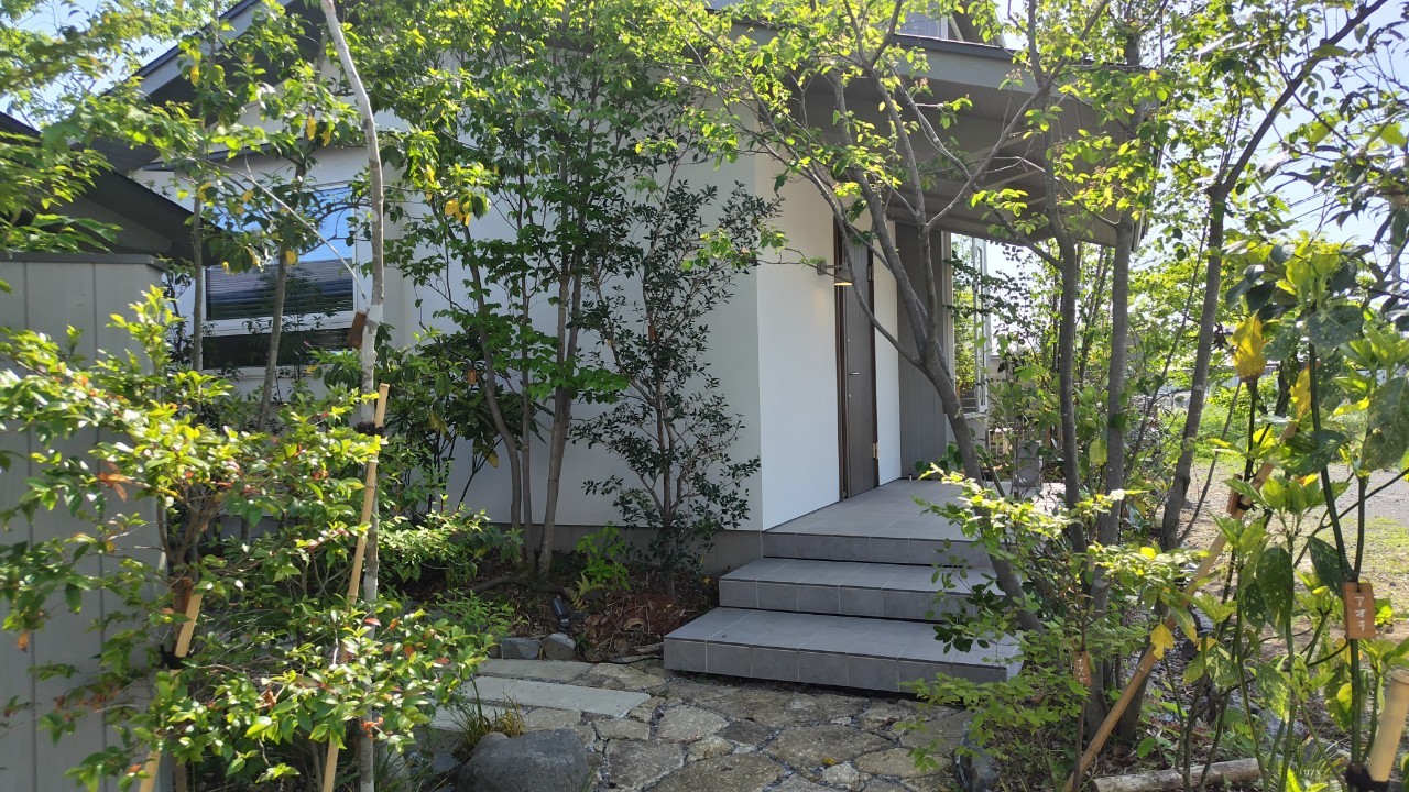 【水はけ改善とモデル庭園：上里町 (株)カネザワ モデルハウス】環境に優しい雨庭の造園事例